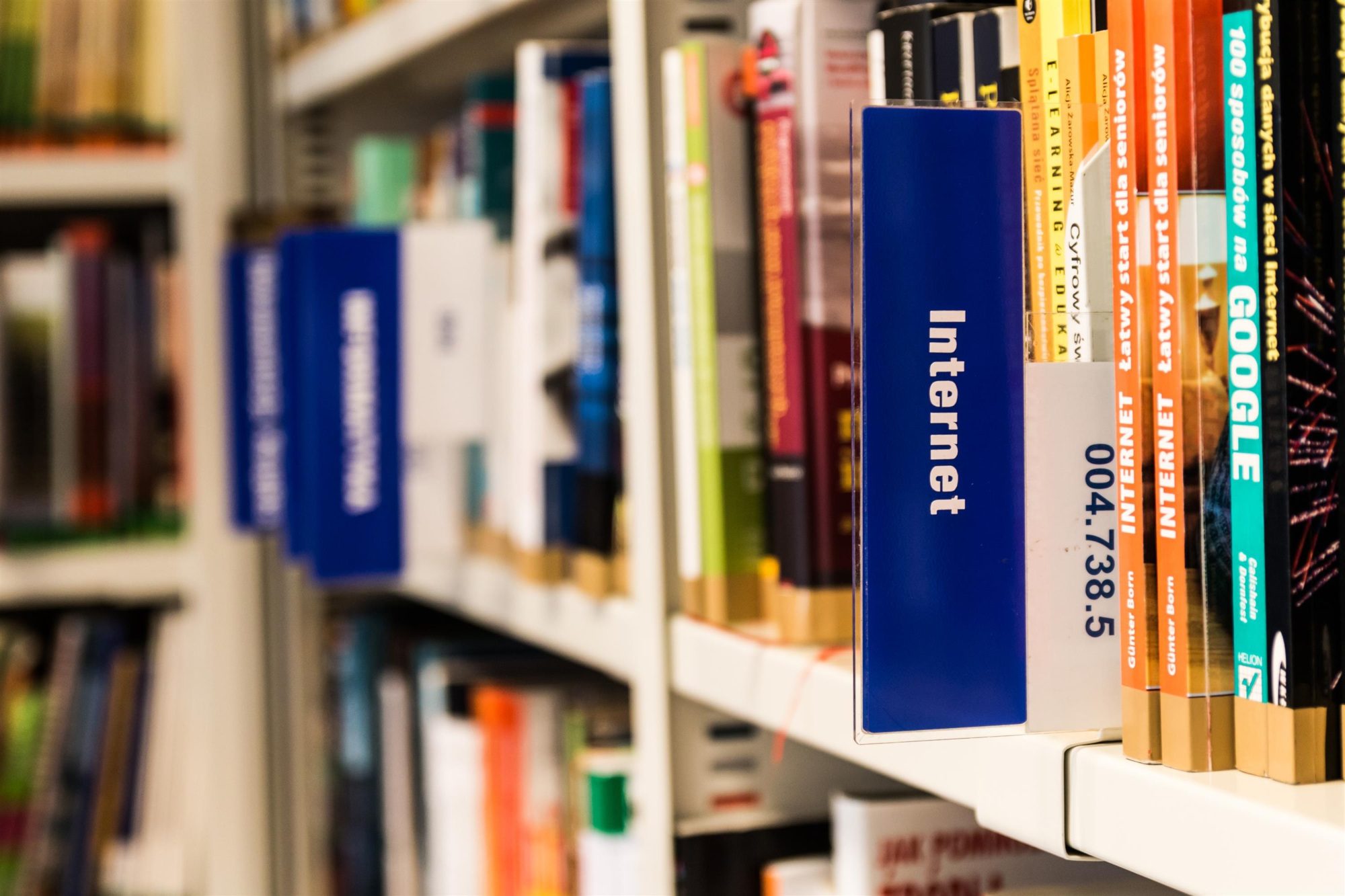 rayon de bibliothèque avec livres et la catégorie Internet